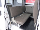 当店では専任のメカニックが大切なお客様のお車を一台一台丁寧に整備いたします。自社認証工場にてリフトアップし下回りまでキッチリ検査いたします。