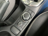 手元には運転姿勢を崩さずに操作していただける、ロータリーコマンダースイッチが装備されております。