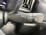 【オートライト】周りの明るさに応じて自動でヘッドライトの点灯・消灯ができる機能です!ライトの付け忘れ・消し忘れなどが無くなり、雨の日や夕方の走行も安心!トンネル通過時も便利ですね♪