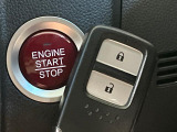 【Hondaスマートキー】カバンやポケットに入れたままでもドアの施錠・解錠が可能なスマートキーを装備。エンジンのオン・オフ時もカギを取り出す必要が無いからとっても便利です♪