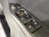 【電動格納ミラー】サイドミラーは電動格納式となっており、狭い駐車場でもキズがつくリスクを抑えられます。