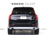 XC90には、フルサイズ SUVにふさわしい余裕ある力強さと自信に満ちた佇まいが備わっています。ボルボ伝統のスタイリングを継承したたくましいショルダーは、それをもっとも端的に表しているといえるでしょう。