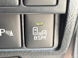 【ブラインドスポットモニター】走行中、ドアミラーの死角になりやすい箇所に後続車が接近するとサイドミラーのレンズに警告を表示!ドライバーに注意喚起をしてくれます。