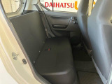後席背もたれを前倒しにすると、大きな荷物も積めますね♪