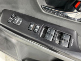 【電動格納ミラー】サイドミラーは電動格納式となっており、狭い駐車場でもキズがつくリスクを抑えられます。
