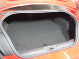 スポーツカーでも日常使いには、十分な積載容量のあるトランクスペースです!更にたくさんの荷物や長めの荷物を積みたい時は、リヤシートのシートバックを倒してトランクスペースの積載容量UPで対応できます!