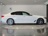 【BMWの伝統-3】BMWのお車は、“駆け抜ける歓び”を体現しております。走行の安定性とコーナリングの良さを追求し、思い通りにハンドルの操作可能です。