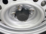 スチールホイル付きで、車をしっかり支えます。