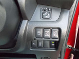 【電動格納ドアミラー】狭い駐車場で便利な電動格納ドアミラーが付いています。