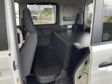 荷室とフラットなる緊急用のベンチシートになります。