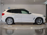 【BMWの伝統2】時代を超える美しさ。磨き抜かれたエアロダイナミクスが瞳を奪う。一目で伝わるスポーティーなプロポーションは、BMWの走行性能を生み出すのに欠かせない要因の一つです。