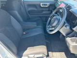 乗り心地の良いフロントシートです。足回りも広々としておりますので、長時間の運転も疲れづらいですよ。