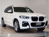 【BMWの伝統1】BMWの特徴的な“キドニーグリル”は、80年以上続く伝統の形でございます。変わらないこだわりのデザインが、プレミアムブランド“BMW”を創り出します。