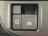 【電動パーキングブレーキ+オートブレーキホールド機能】 指先だけで簡単に操作が可能なパーキングブレーキ、スイッチを押すとブレーキペダルから足を離してもブレーキを保持できるオートブレーキホールド搭載