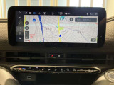 タッチパネルモニターを採用しております。Uconnectで携帯を繋ぐことで地図を表示することが出来ます。
