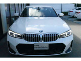 BMWの代名詞の【キドニーグリル】グリルが腎臓のように見えるので【キドニー】と呼ばれるようになりました。一目見ただけでBMWであると認識できる確固たるアイコンとして存在感を放ちます。