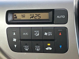 【オートエアコン】一度お好みの温度に設定すれば、車内の温度を検知し風量や温度を自動で調整。暑い…寒い…と何度もスイッチ操作をする必要はありません。快適な車内空間には必須の機能ですね♪