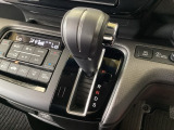 CVT車のセレクトレバーです。低速から高速まで、変速ショックのないスムーズな走りを実現するとともに、エンジン効率のよい領域を維持することで燃費にも貢献します。
