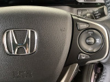 ハンドルにHondaセンシング系のクルーズコントロールやレーンキープアシストなどの操作スイッチが装備されています。ハンドルから手を離さず安全に操作できます。