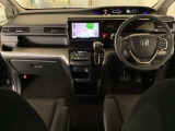 車内は光触媒抗菌消臭施工済です。スタイリッシュなデザインでスポーティなインパネ周りを演出します。グローブボックスやカップホルダーのほかにトレーなどたくさんの収納スペースが付いています。
