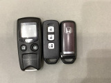 スマートキー付きですからドアロックの開閉およびエンジンスタートが楽々です。電動スライドドアの開け閉めもボタンで操作できます。加えて、純正リモコンエンジンスターター用の操作キーもついています。