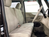 女性でも運転がしやすいように、シートの高さ調整機能(シートリフター)がついています。運転席と助手席の間が空いている為、助手席側への移動がスムーズです。交通量の多い道でも助手席側から乗り降りができます。