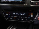 【オートエアコン】温度を設定すれば自動で快適な車内温度を保ちます。エアコン内部の高性能脱臭フィルターで車内のアレルゲンや花粉を除去。