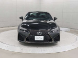 メッキモールがブレーキダクト部まで回り込み、グレーとブラックの2色の導風形状のインナーバーがアッパーグリルとロアグリルで切りかわるカラーコーディネートを採用しています。
