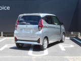 全周囲カメラが付いています。後ろはもちろん隣の駐車ラインまで見れますので車庫入れが簡単で楽しくなりそうです。