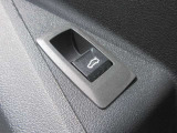 電動リアゲート装備です。バンパー下でのキックスイッチも装備されております。