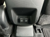 リヤ充電用USB端子付き。スマートフォンなどの充電に便利です。