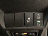 Hondaセンシング用の、VSA(ABS+TCS+横滑り抑制)解除とレーンキープアシストシステムのメインスイッチなどはハンドルの右側に装備しています。