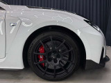 255/35ZR19。軽量・高剛性の鍛造アルミホイール(BBS製)標準装備