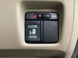 左側電動スライドドアは運転席からでも操作ができるように、ハンドル付近に開閉の操作スイッチが付いています。