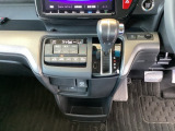 足元スッキリ、インパネシフトです。パーキングブレーキはフットブレーキタイプなので、運転席と助手席の間がスッキリしています。