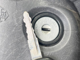 【キーレス】少し離れた場所からでもボタン一つでドアの開錠・施錠ができるのでとっても便利!ドアの鍵穴周りに傷をつけることもありません♪