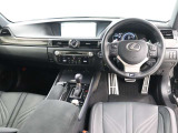 「F SPORT」ディンプル本革ステアリング、アルミ製スポーツペダルを装備するスポーティなインテリアデザインが採用されています。