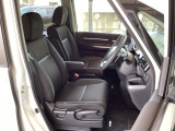 フロント広々、セパレートシートの運転席は、ハイトアジャスターが付いているので、快適にドライブができます。ハンドルはテレスコピック機能で、ハンドル位置を上・下・手前・奥に調節できます。