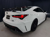 Performance Package専用のカーボンファイバー製リアディフューザーを装備