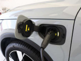 急速充電器は、商業施設など外出先の公共の充電ステーションでご利用いただけます。CHAdeMOに対応し、短時間で急速充電!150kWの急速充電器を使用した場合、充電率10%から80%まで、約32分で充電できます。