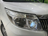 【LEDヘッドライト】悪天候や夜間走行時も良好な視界を確保し安心して運転できる高輝度LEDヘッドライトを装備!点灯速度が早く、消費電力も抑えられています。