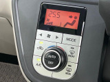 【オートエアコン】一度お好みの温度に設定すれば、車内の温度を検知し風量や温度を自動で調整。暑い…寒い…と何度もスイッチ操作をする必要はありません。快適な車内空間には必須の機能ですね♪