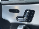 【メモリー付パワーシート】様々な体型の乗員に合わせたきめ細かいシート調整が可能になってます。3名分のメモリー可能は他の乗員が座った時にもスイッチ操作ひとつで好みのシートポジションを呼び出せます。