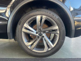 255/45R19インチのモビリティタイヤにR-Line専用のアルミホイールを装着。