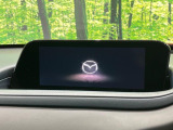 【8.8インチマツダコネクト】車内の雰囲気にマッチした大型のディスプレイ。スマホ接続でのナビ使用やBluetooth再生等、様々な機能が楽しめます。直感的なダイヤル操作が可能で、使い勝手も良好です。
