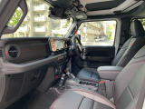 助手席もレザーシートです。大きめのシートでゆったりご乗車頂けます。