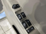 【電動格納ミラー】サイドミラーは電動格納式となっており、狭い駐車場でもキズがつくリスクを抑えられます。