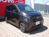 降りてすぐに充電ができるよう、充電ポートは運転席の後ろ側に配置しています。