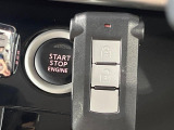 【オペレーションキー】カバンやポケットに入れたままでもドアの施錠・解錠が可能なスマートキーを装備。エンジンのオン・オフ時もカギを取り出す必要が無いからとっても便利です♪