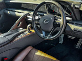 特別仕様車専用本革ステアリング(ソフトレザーパッド・ステッチ・パドルシフト付)&本革シフトノブ&カラーヘッドアップディスプレイ&専用アルカンターラ メーターフード